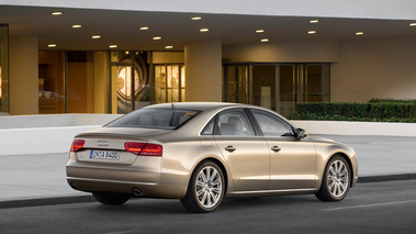 Audi A8 - beige - 3/4 arrière droit