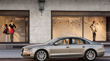 Audi A8 - beige - profil gauche