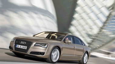 Audi A8 L W12 beige 3/4 avant gauche travelling penché