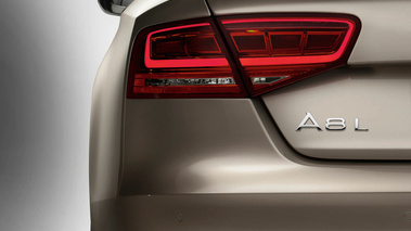 Audi A8L - grise - détail, feu arrière + logo A8L