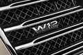 Audi A8L - grise - détail, logo W12 sur calandre