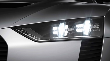 Audi Quattro Concept blanc phare avant 3