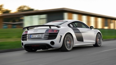 Audi R8 GT blanc 3/4 arrière droit travelling penché