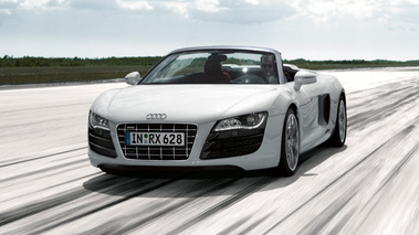 Audi R8 Spyder gris 3/4 avant gauche travelling 2