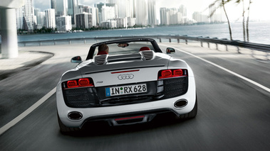 Audi R8 Spyder gris face arrière travelling