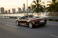 Audi R8 Spyder marron 3/4 arrière gauche travelling 3