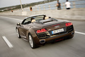 Audi R8 Spyder marron 3/4 arrière gauche travelling penché