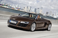 Audi R8 Spyder marron 3/4 avant gauche travelling penché 2