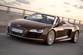 Audi R8 Spyder marron 3/4 avant gauche travelling penché