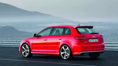 Audi RS3 - rouge - 3/4 arrière gauche