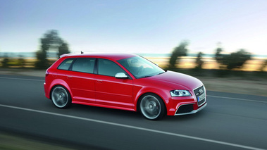 Audi RS3 - rouge - 3/4 avant droit, filé