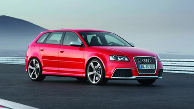 Audi RS3 - rouge - 3/4 avant droit