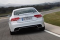 Audi RS5 blanc face arrière travelling penché