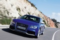 Audi RS5 bleu 3/4 avant gauche travelling penché