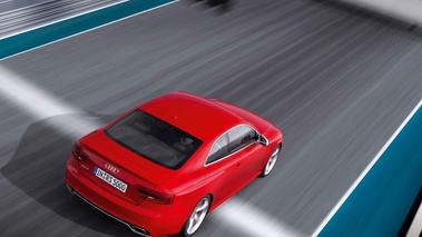 Audi RS5 rouge 3/4 arrière droit travelling penché vue de haut