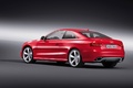 Audi RS5 rouge 3/4 arrière gauche penché
