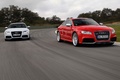 Audi RS5 rouge 3/4 avant droit & blanc face avant travelling penché