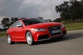 Audi RS5 rouge 3/4 avant droit travelling penché