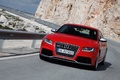 Audi RS5 rouge 3/4 avant gauche travelling penché 7