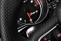 Audi RS5 rouge compte-tours debout