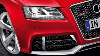Audi RS5 - rouge - détail, phare avant droit