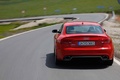 Audi RS5 rouge face arrière travelling