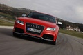 Audi RS5 rouge face avant travelling penché