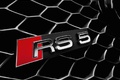 Audi RS5 rouge logo calandre