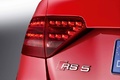 Audi RS5 rouge logo coffre debout 2