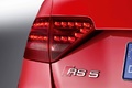 Audi RS5 rouge logo coffre debout
