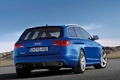 Audi RS6 bleu 3/4 arrière droit penché