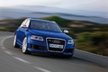 Audi RS6 bleu 3/4 avant droit travelling penché