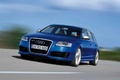 Audi RS6 bleu 3/4 avant gauche travelling penché