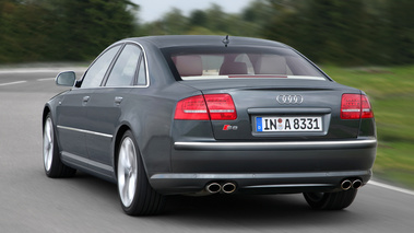 Audi S8 grise 3-4 AR dynamique