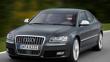 Audi S8 grise 3-4 AV dynamique