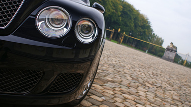 Bentley Continental Flying Spur Speed noir château phares avant gauche