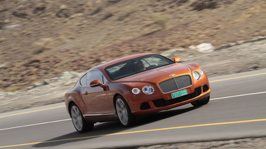 Bentley Continental GT orange 3/4 avant droit filé penché