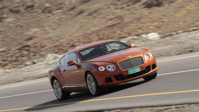 Bentley Continental GT orange 3/4 avant droit filé penché