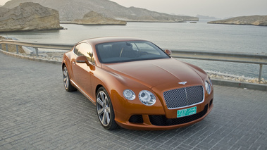 Bentley Continental GT orange 3/4 avant droit