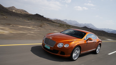 Bentley Continental GT orange 3/4 avant gauche travelling penché