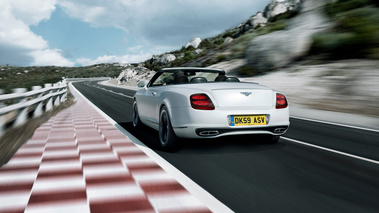 Bentley Continental Supersports Cabrio - blanc - 3/4 arrière gauche, dynamique