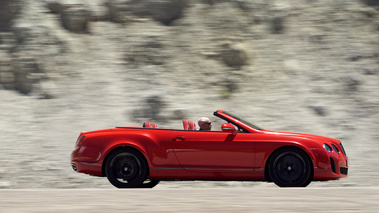 Bentley Continental Supersports Convertible rouge filé