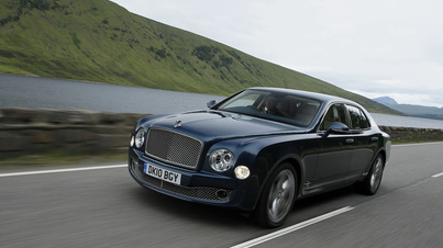Bentley Muslanne bleu 3/4 avant gauche travelling penché 2