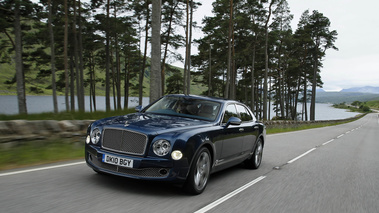 Bentley Muslanne bleu 3/4 avant gauche travelling penché 3