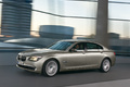 BMW 750 Li beige 3/4 avant gauche travelling