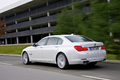 BMW 760 Li blanc 3/4 arrière gauche travelling