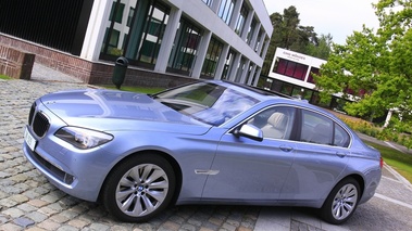 BMW active Hybrid 7 grise vue 3/4 avant gauche.