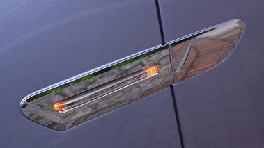 BMW active Hybrid 7 grise vue rappel clignotant.