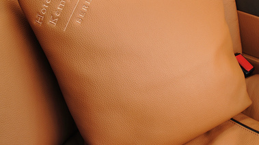 BMW Individual - coussin orangé