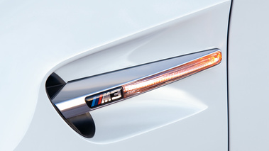 BMW M3 Alpine White - détail aile, logo M